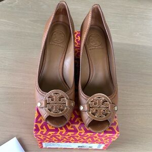 Tory Burch Amanda Open Toe Wedge size 7 in Royal Tan 65mm